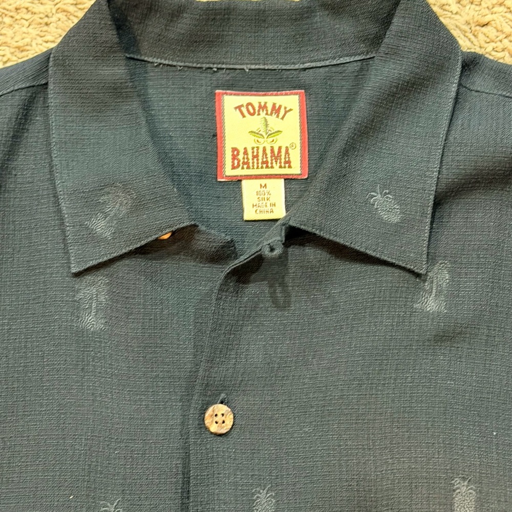 Vintage Tommy Bahama %100 Silk Button-up Shirt Pineapple Palm Trees Size Med - Picture 3 of 6